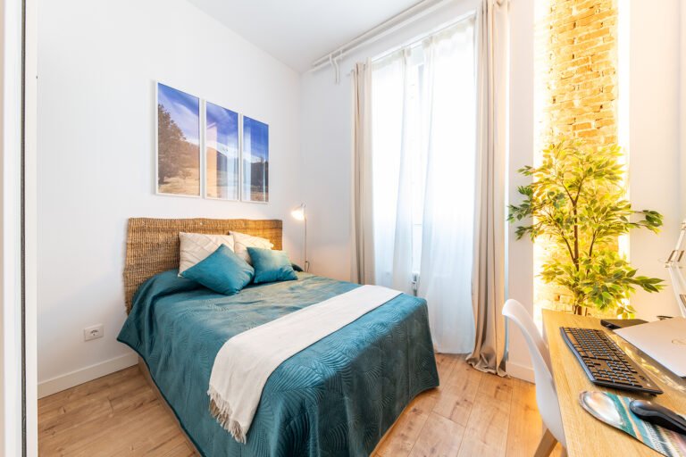 Dormitorio luminoso con cama doble y escritorio