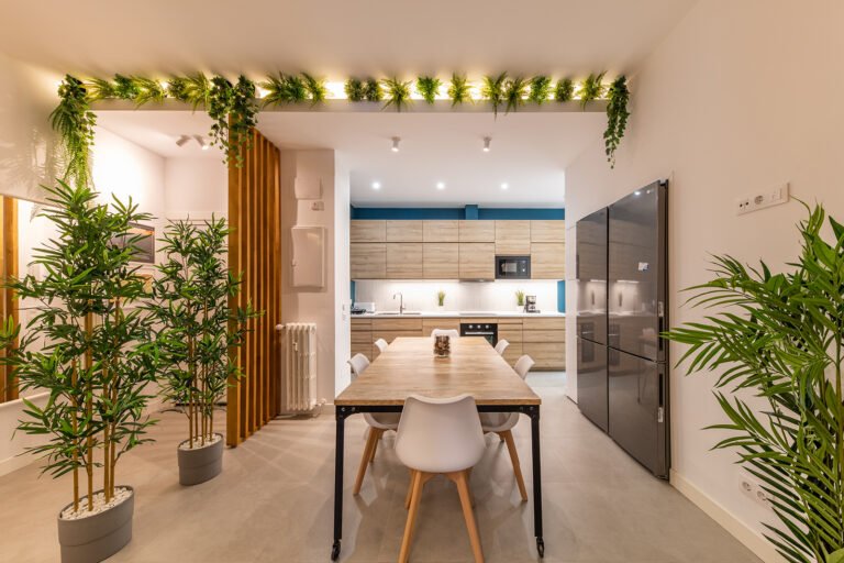Comedor y cocina abierta en un piso reformado