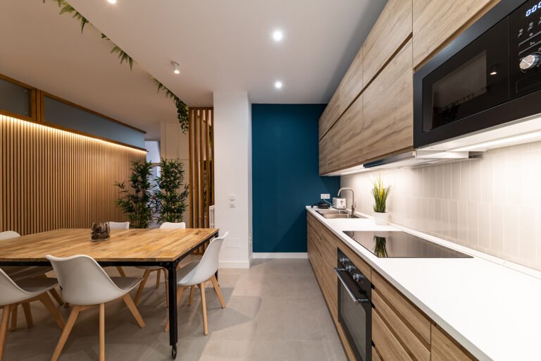 Cocina reformada con mesa de comedor